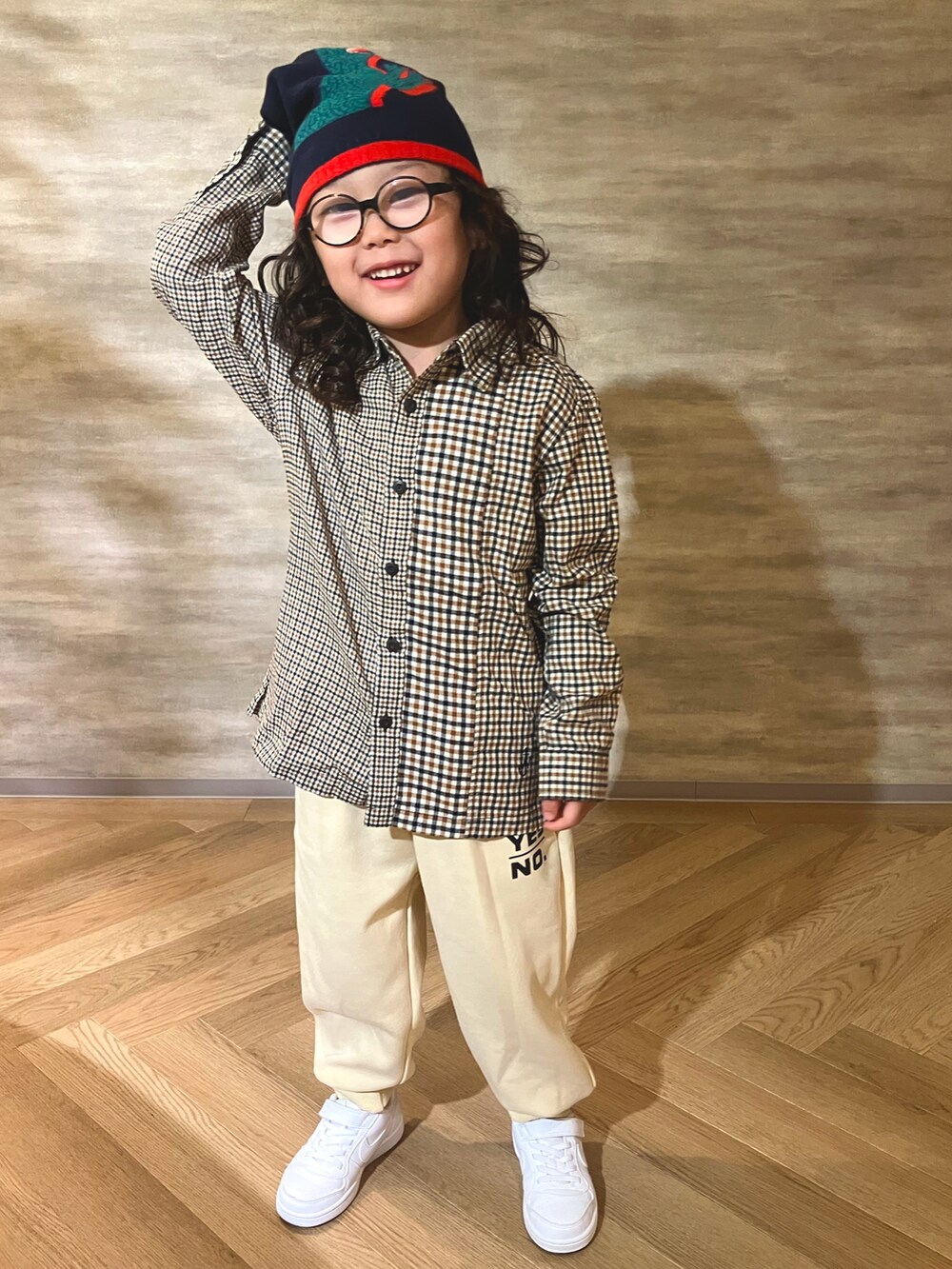 ブラウン系のシャツ/ブラウス、ベージュ系のスウェットパンツ、ホワイト系のスニーカーを着用したメンズの秋コーディネートの3枚目の写真