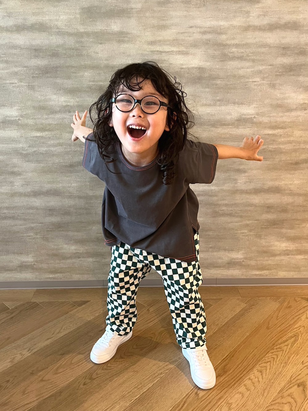 グレー系のTシャツ/カットソー、グリーン系のその他パンツ、ホワイト系のスニーカーを着用したメンズの秋コーディネートの4枚目の写真