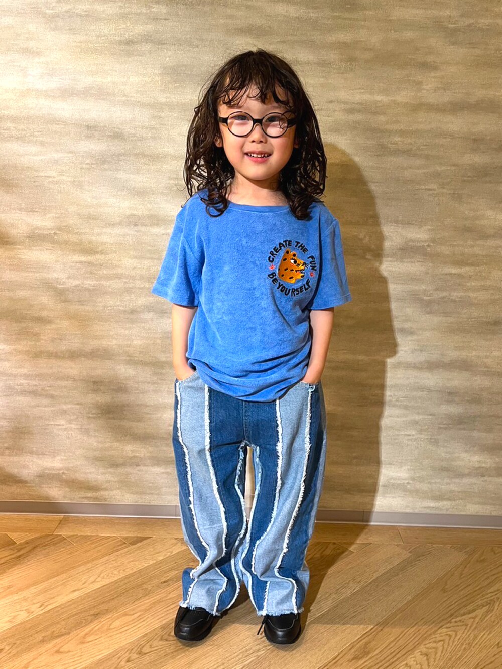 ブルー系のTシャツ/カットソー、ブルー系のデニムパンツ、ブラック系のスニーカーを着用したメンズの秋コーディネートの2枚目の写真