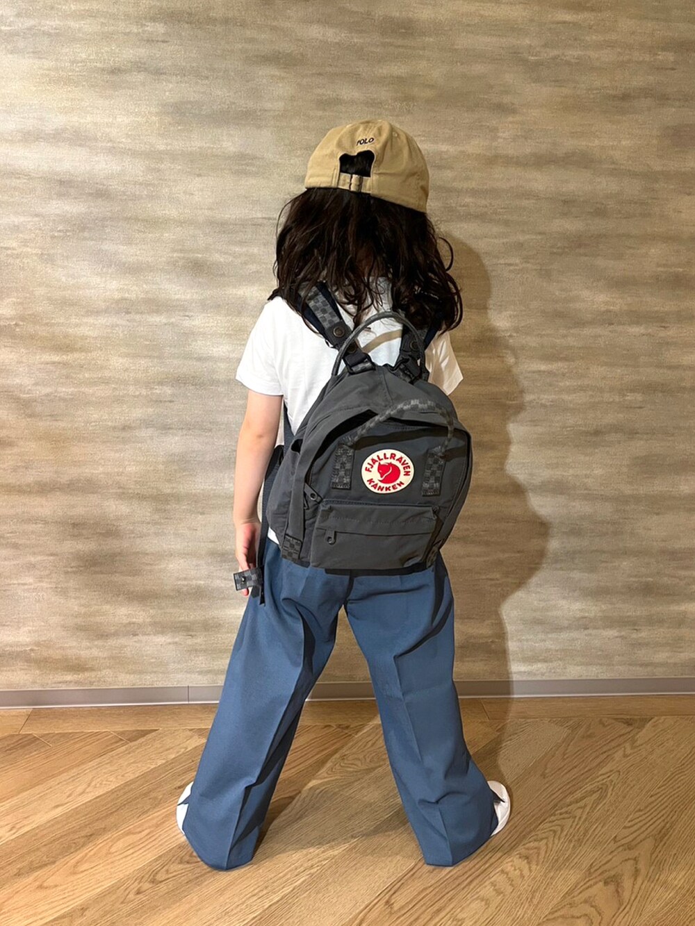 ホワイト系のTシャツ/カットソー、グレー系のスラックス、ホワイト系のスニーカーを着用したメンズの秋コーディネートの4枚目の写真