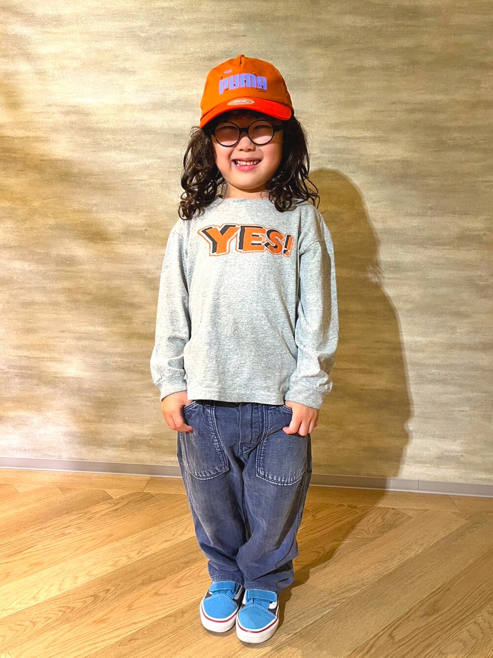 グレー系のTシャツ/カットソー、ブルー系のデニムパンツ、ブルー系のスニーカーを着用したメンズの秋コーディネートの3枚目の写真