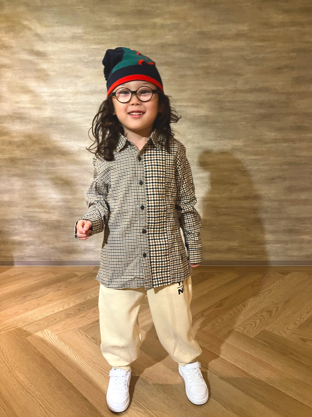 ブラウン系のシャツ/ブラウス、ベージュ系のスウェットパンツ、ホワイト系のスニーカーを着用したメンズの秋コーディネートの2枚目の写真