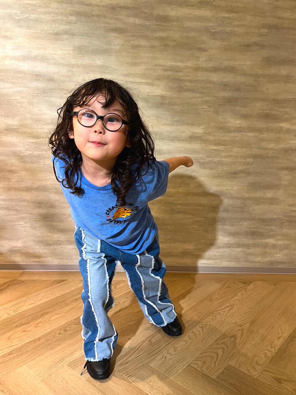 ブルー系のTシャツ/カットソー、ブルー系のデニムパンツ、ブラック系のスニーカーを着用したメンズの秋コーディネートの5枚目の写真