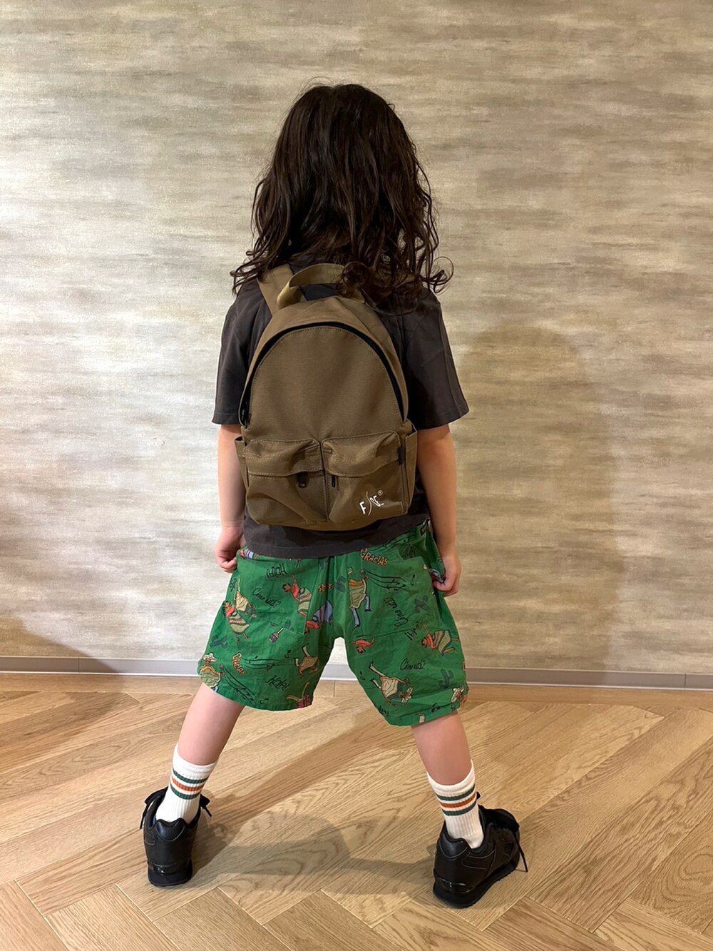 グリーン系のその他パンツ、ブラック系のTシャツ/カットソー、ベージュ系のバックパック/リュックを着用したメンズの秋コーディネートの3枚目の写真