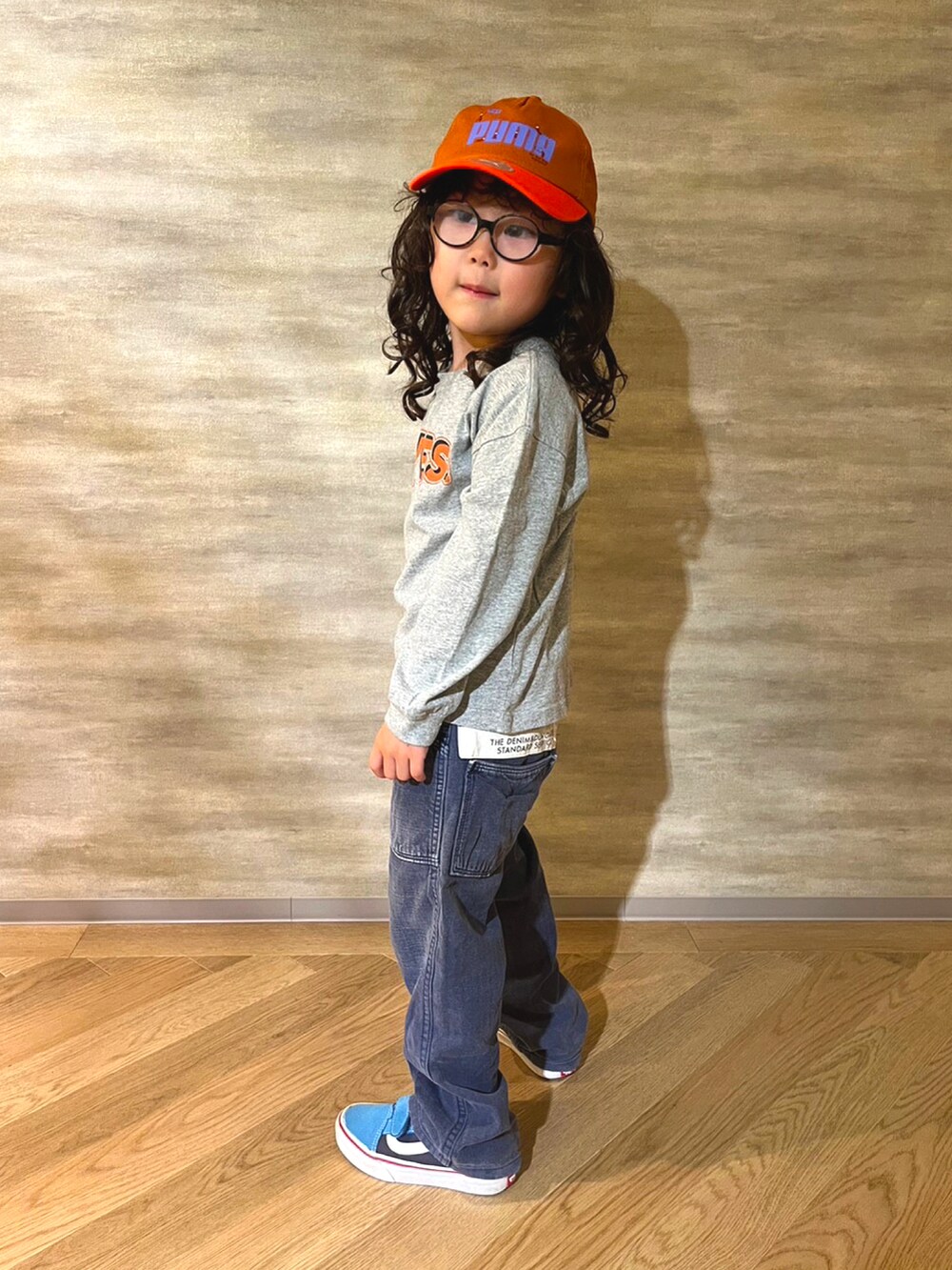 グレー系のTシャツ/カットソー、ブルー系のデニムパンツ、ブルー系のスニーカーを着用したメンズの秋コーディネートの4枚目の写真