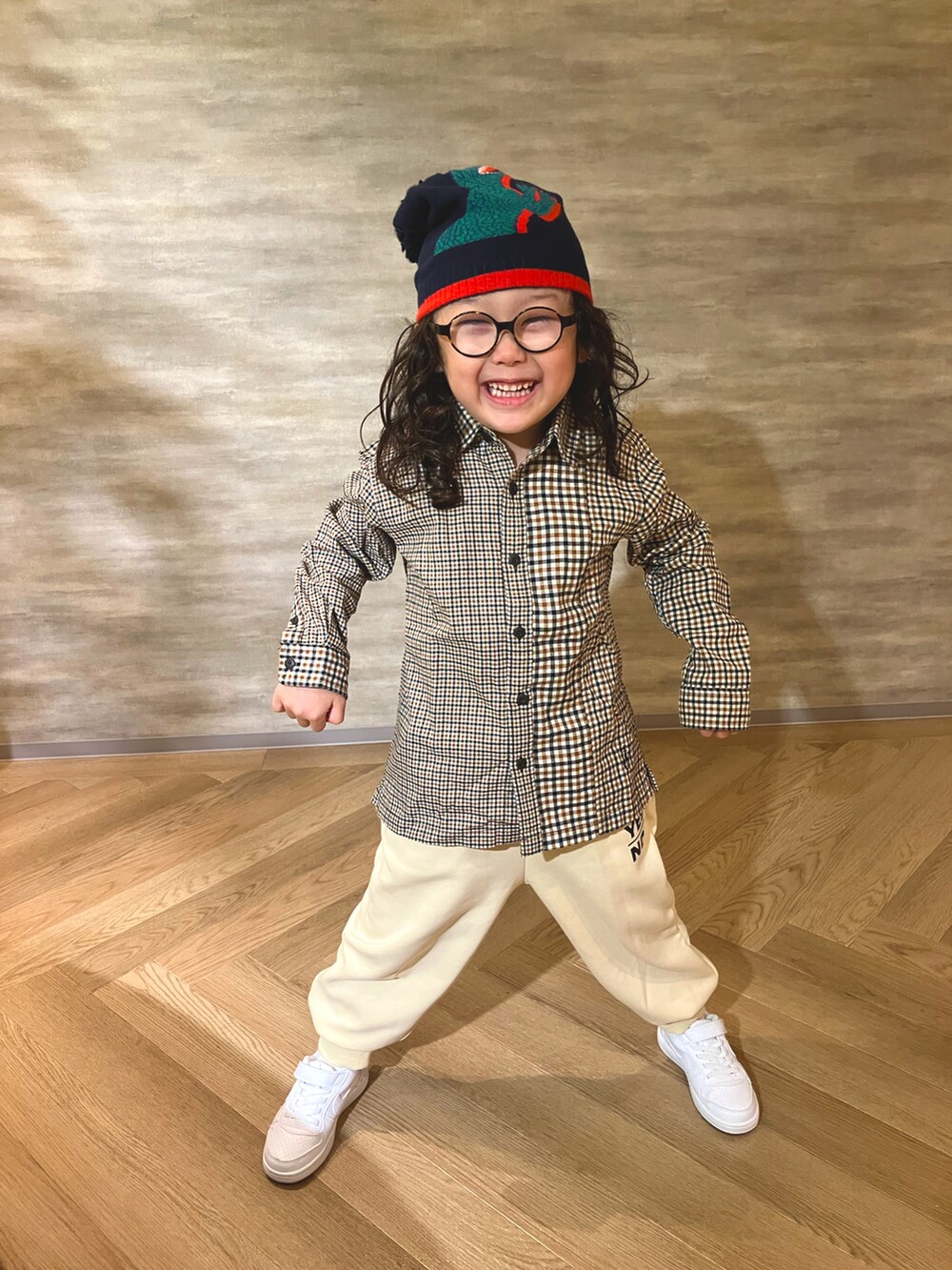 ブラウン系のシャツ/ブラウス、ベージュ系のスウェットパンツ、ホワイト系のスニーカーを着用したメンズの秋コーディネートの4枚目の写真