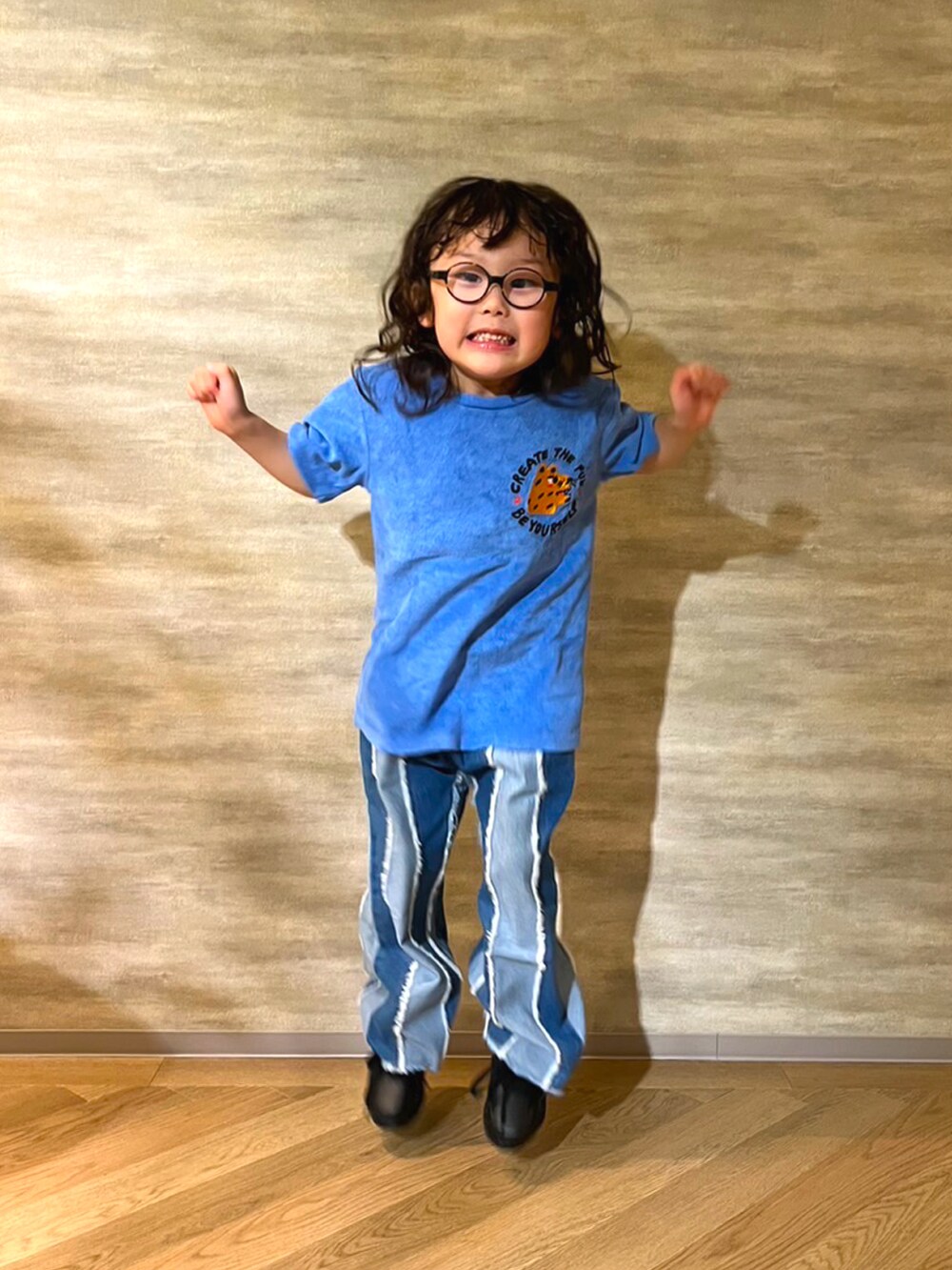 ブルー系のTシャツ/カットソー、ブルー系のデニムパンツ、ブラック系のスニーカーを着用したメンズの秋コーディネートの3枚目の写真