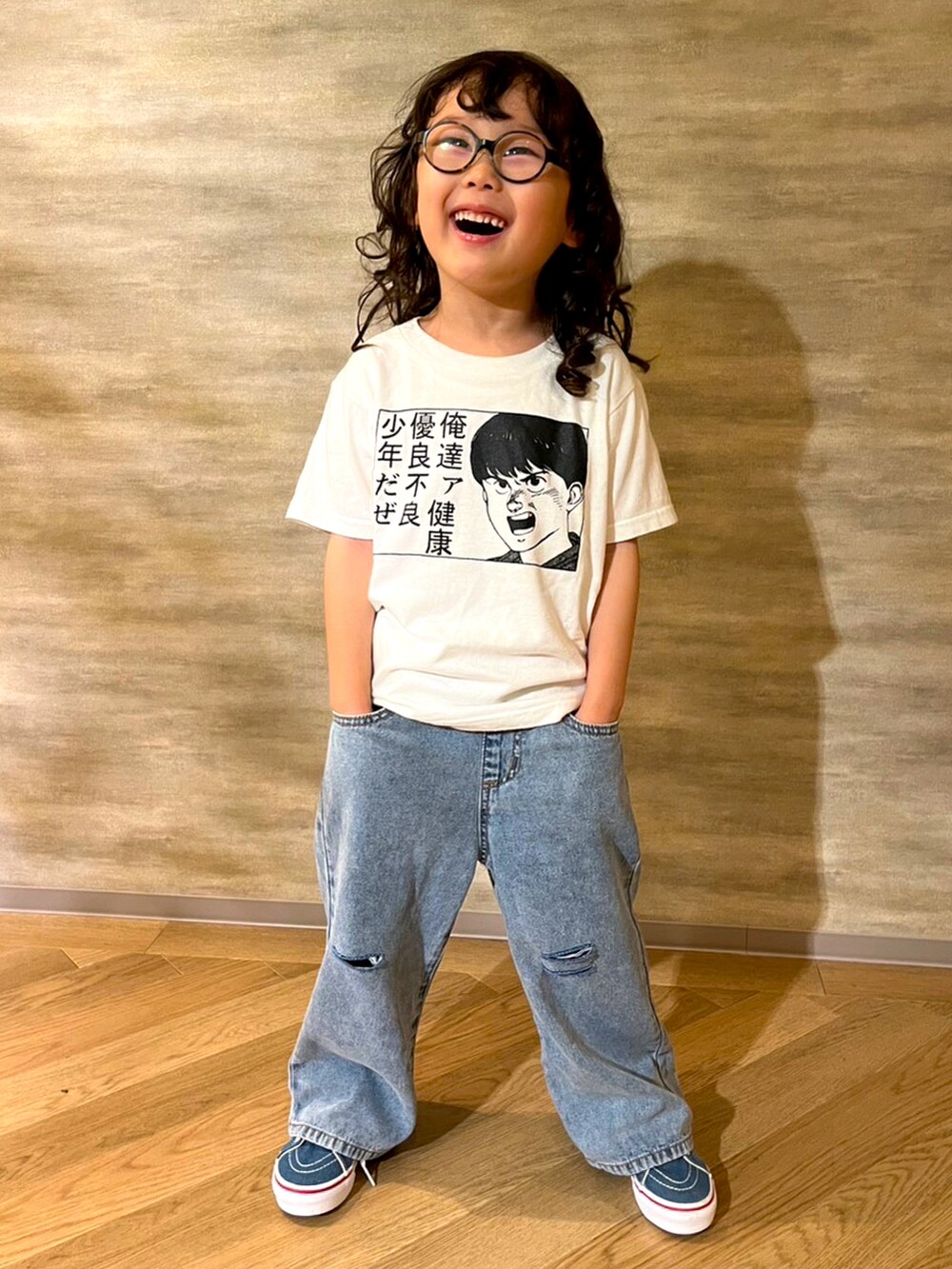 ブラック系のカーディガン/ボレロ、ホワイト系のTシャツ/カットソー、ブルー系のデニムパンツを着用したメンズの秋コーディネートの4枚目の写真