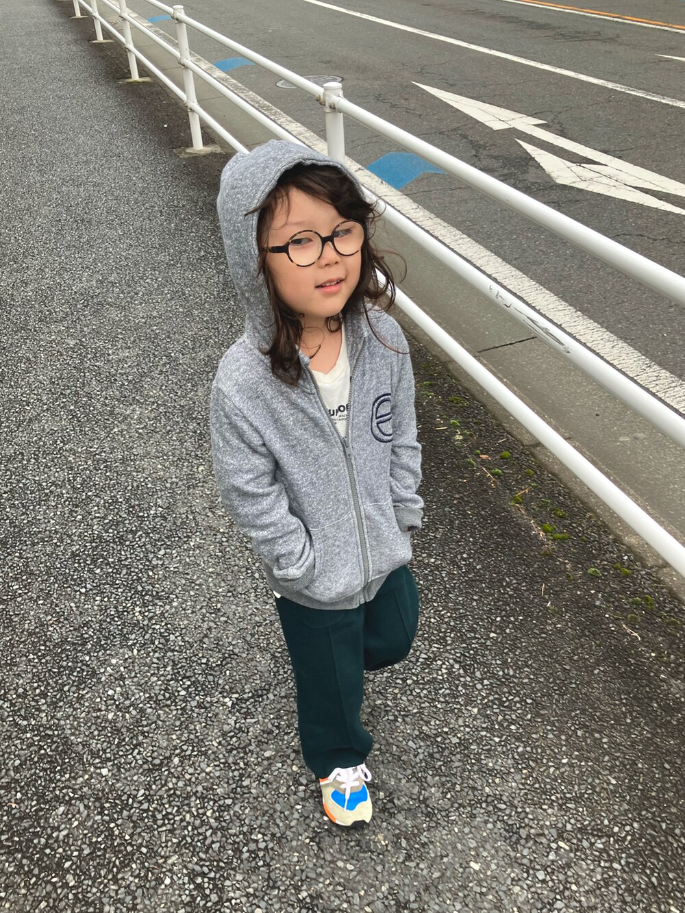 ホワイト系のTシャツ/カットソー、グレー系のパーカー、グリーン系のその他パンツを着用したメンズの秋コーディネートの2枚目の写真
