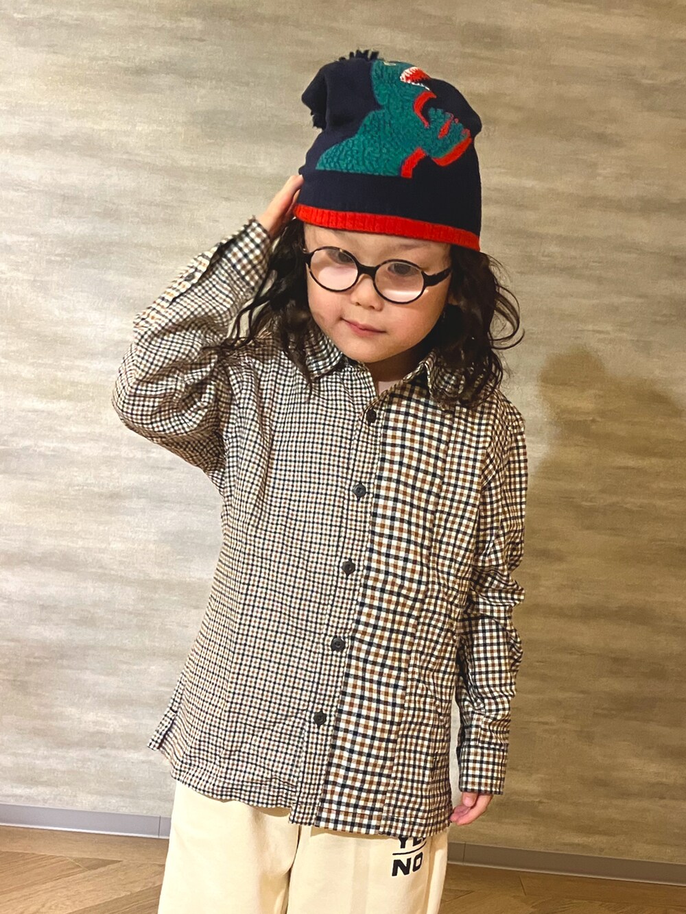 ブラウン系のシャツ/ブラウス、ベージュ系のスウェットパンツ、ホワイト系のスニーカーを着用したメンズの秋コーディネートの5枚目の写真