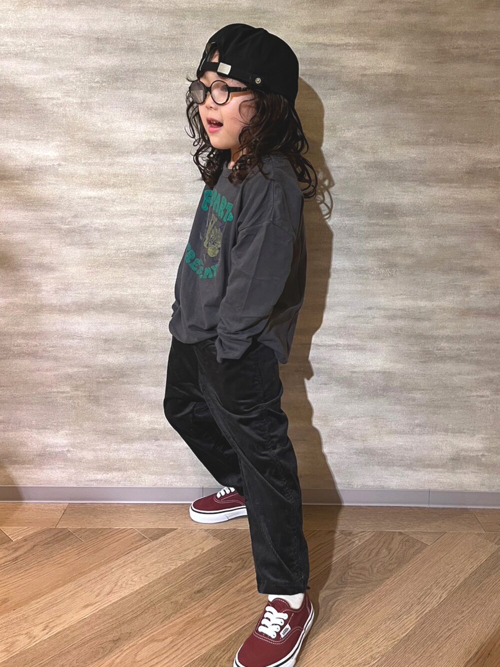グレー系のTシャツ/カットソー、ブラック系のパンツ、レッド系のスニーカーを着用したメンズの秋コーディネートの4枚目の写真