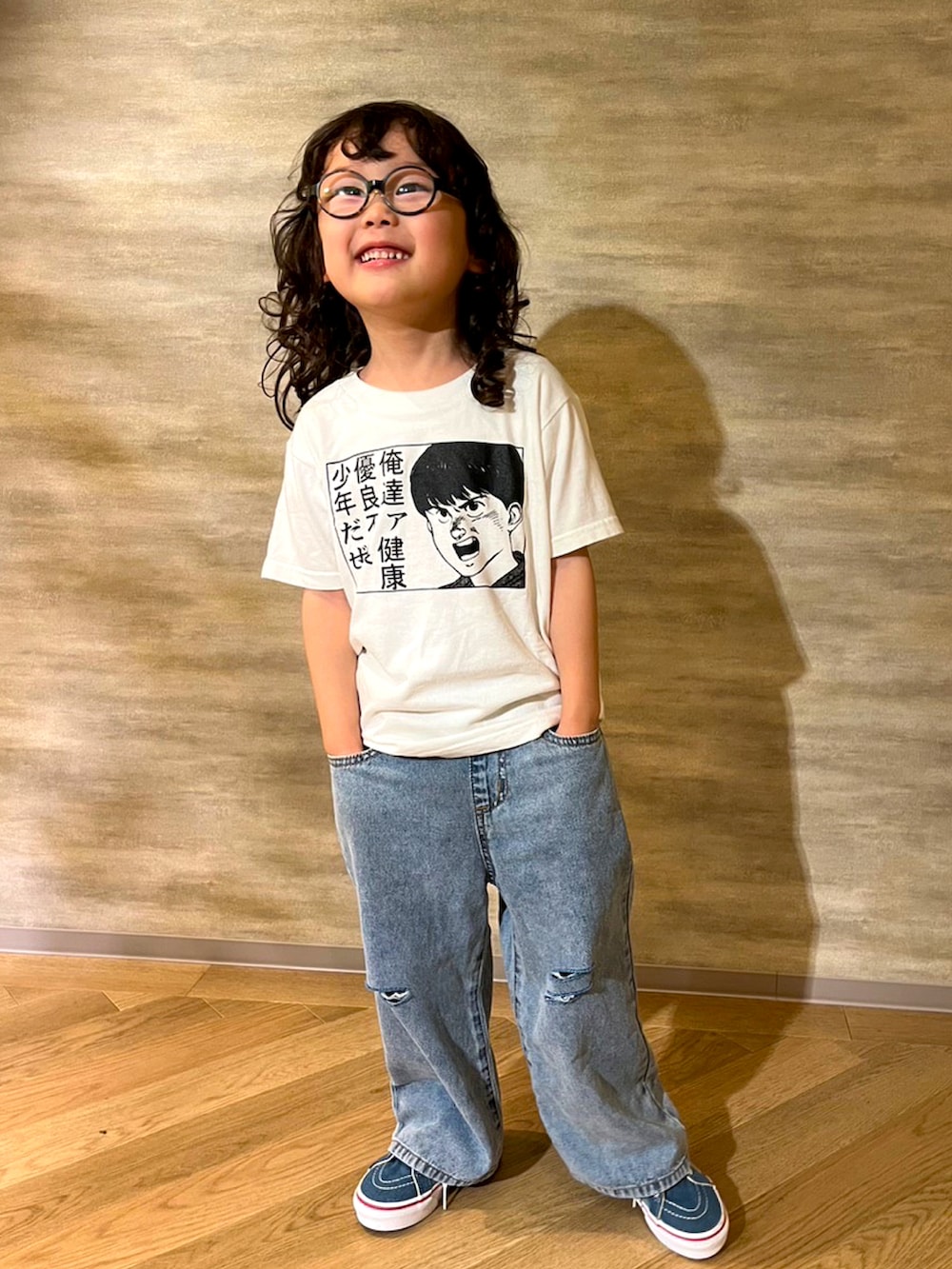 ブラック系のカーディガン/ボレロ、ホワイト系のTシャツ/カットソー、ブルー系のデニムパンツを着用したメンズの秋コーディネートの3枚目の写真