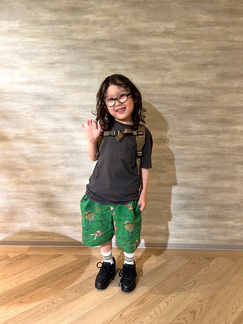 グリーン系のその他パンツ、ブラック系のTシャツ/カットソー、ベージュ系のバックパック/リュックを着用したメンズの秋コーディネートの4枚目の写真