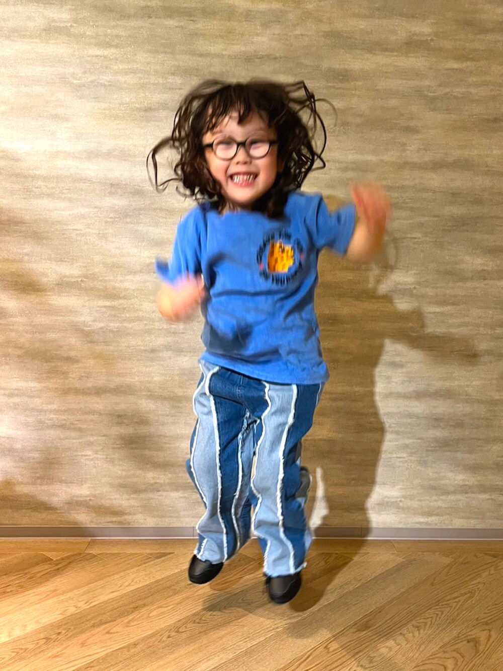 ブルー系のTシャツ/カットソー、ブルー系のデニムパンツ、ブラック系のスニーカーを着用したメンズの秋コーディネートの4枚目の写真