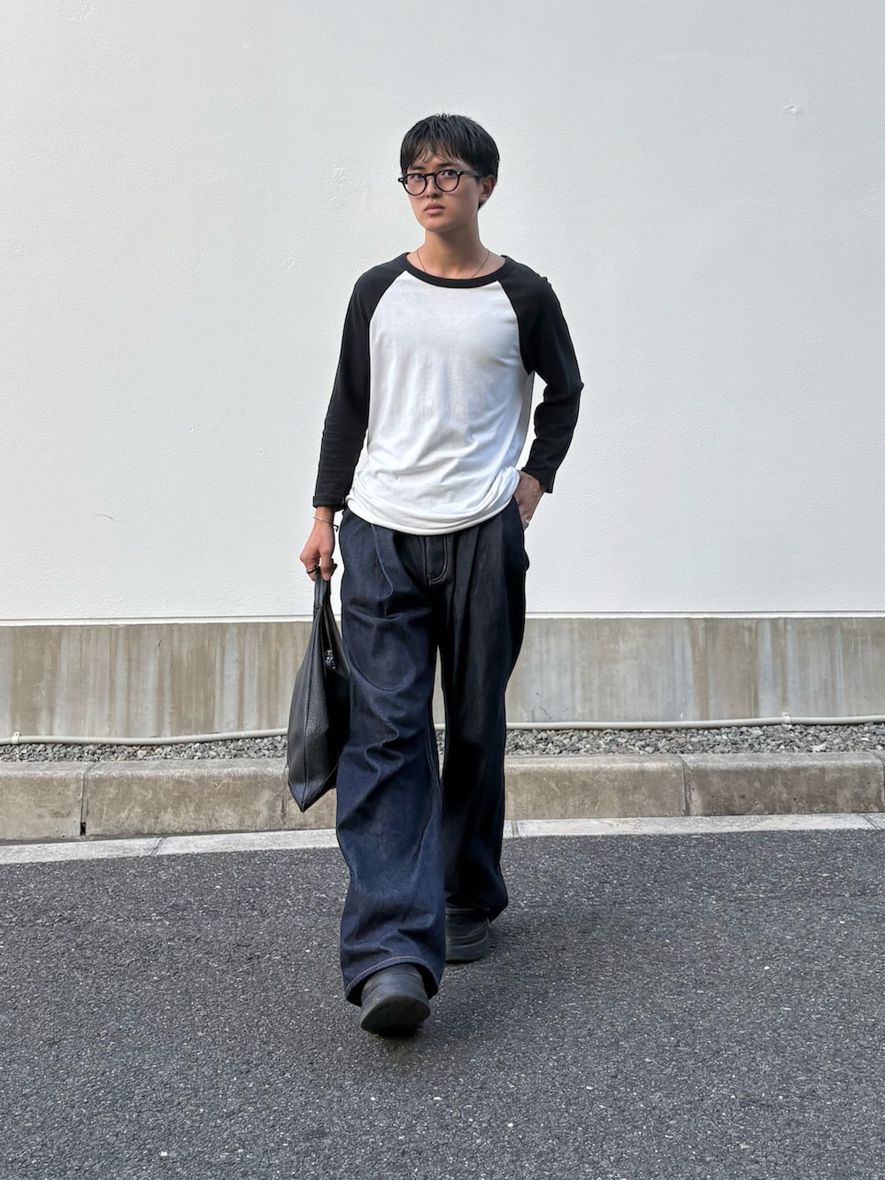 ブルー系のパンツ、ホワイト系のトップスを着用したメンズの秋コーディネートの4枚目の写真