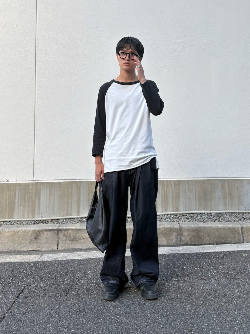 ブルー系のパンツ、ホワイト系のトップスを着用したメンズの秋コーディネートの2枚目の写真