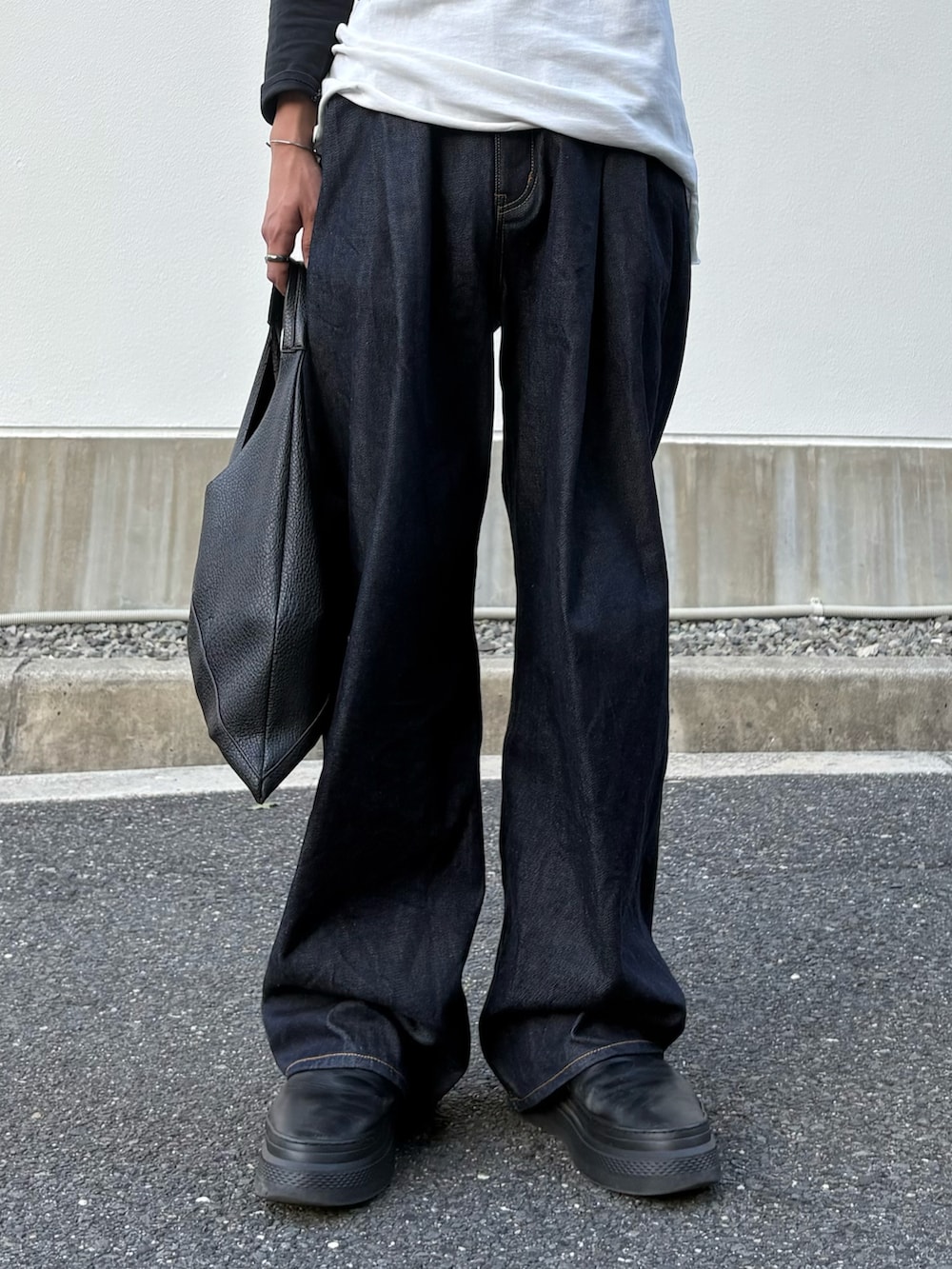 ブルー系のパンツ、ホワイト系のトップスを着用したメンズの秋コーディネートの3枚目の写真