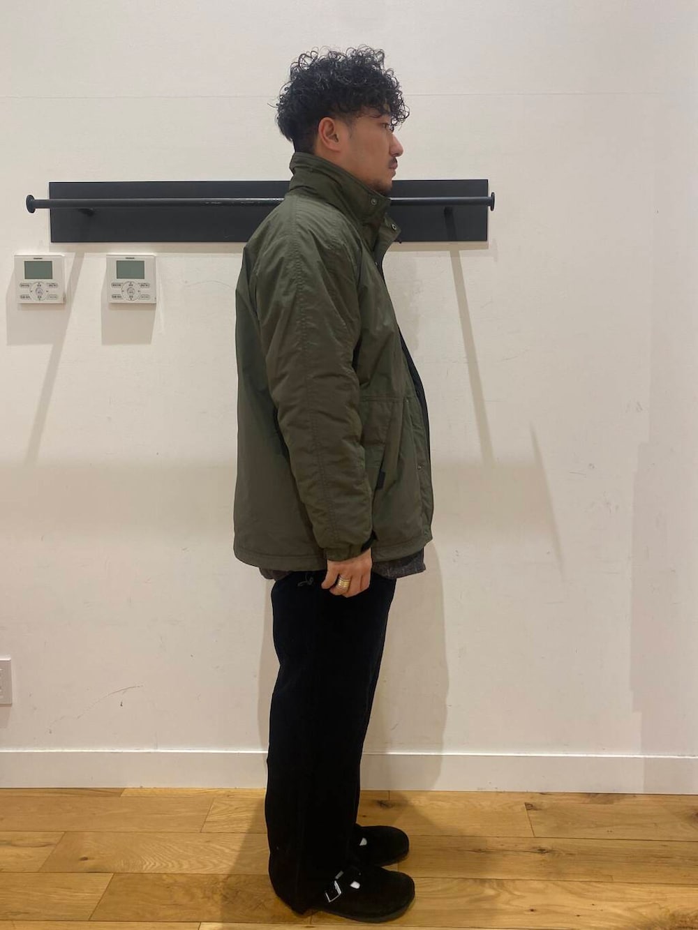 ブラック系のその他パンツ、グリーン系のブルゾン、ブラック系のサンダルを着用したメンズの冬コーディネートの2枚目の写真