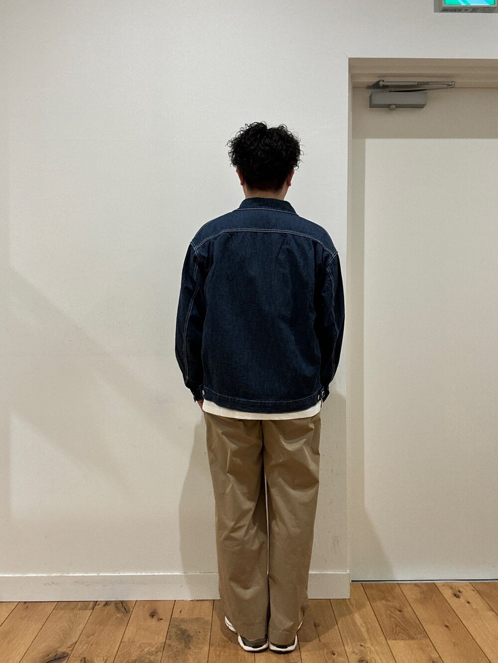 ブルー系のブルゾン、ブラウン系のその他パンツを着用したメンズの春コーディネートの3枚目の写真