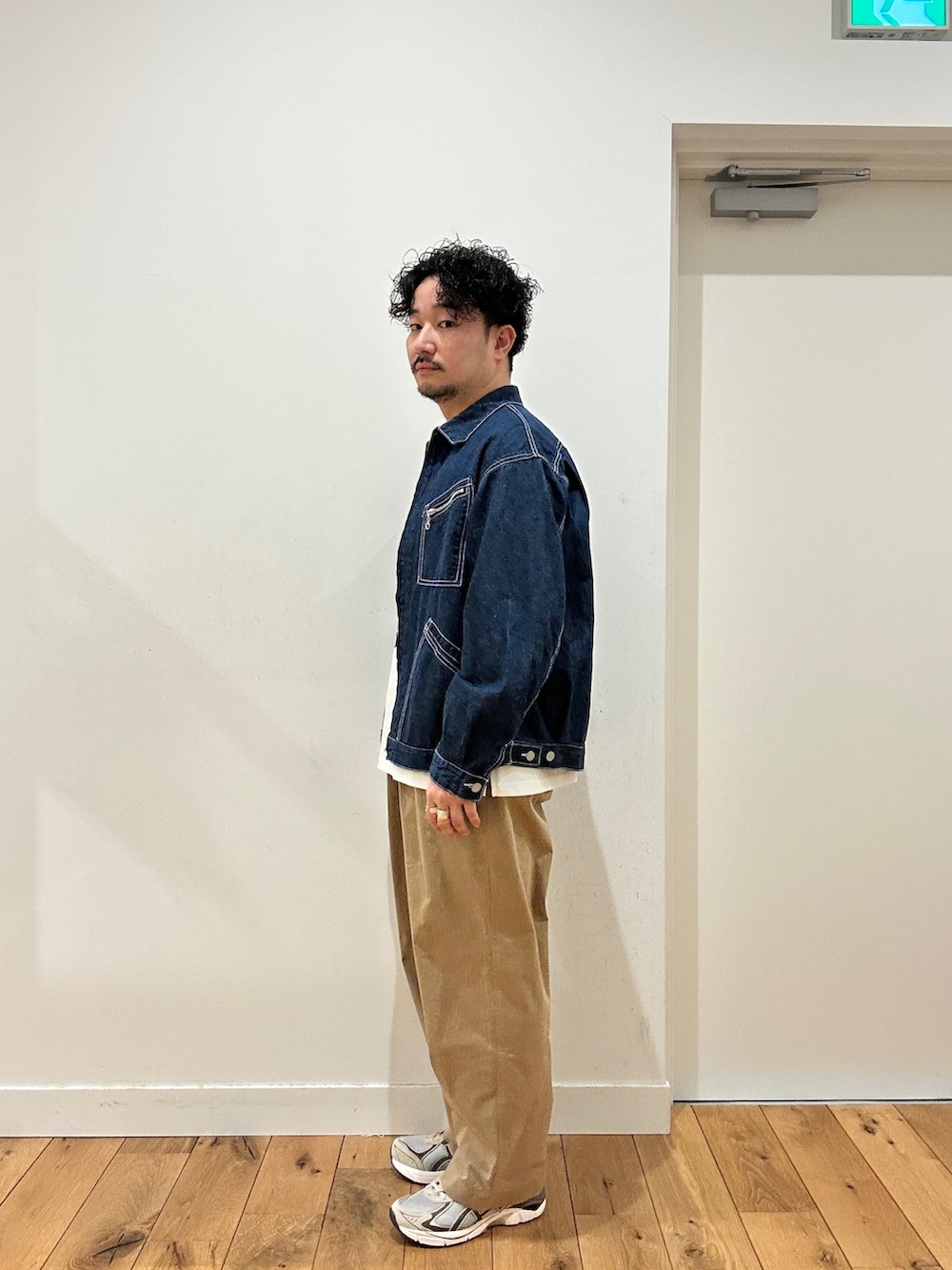 ブルー系のブルゾン、ブラウン系のその他パンツを着用したメンズの春コーディネートの2枚目の写真