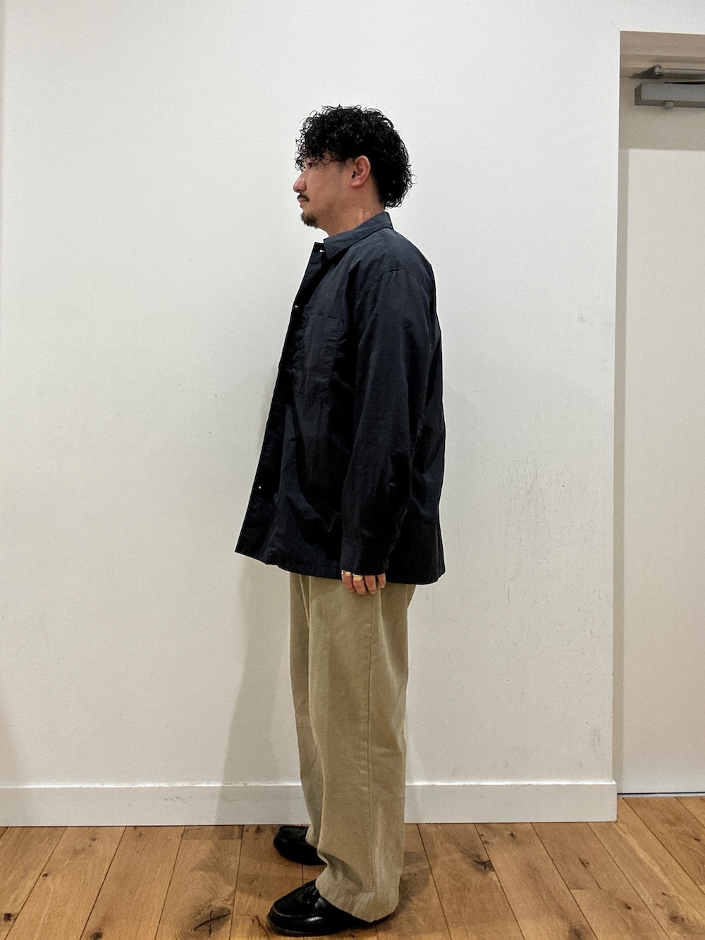 パープル系のTシャツ/カットソー、ホワイト系のTシャツ/カットソーを着用したメンズの夏コーディネートの3枚目の写真