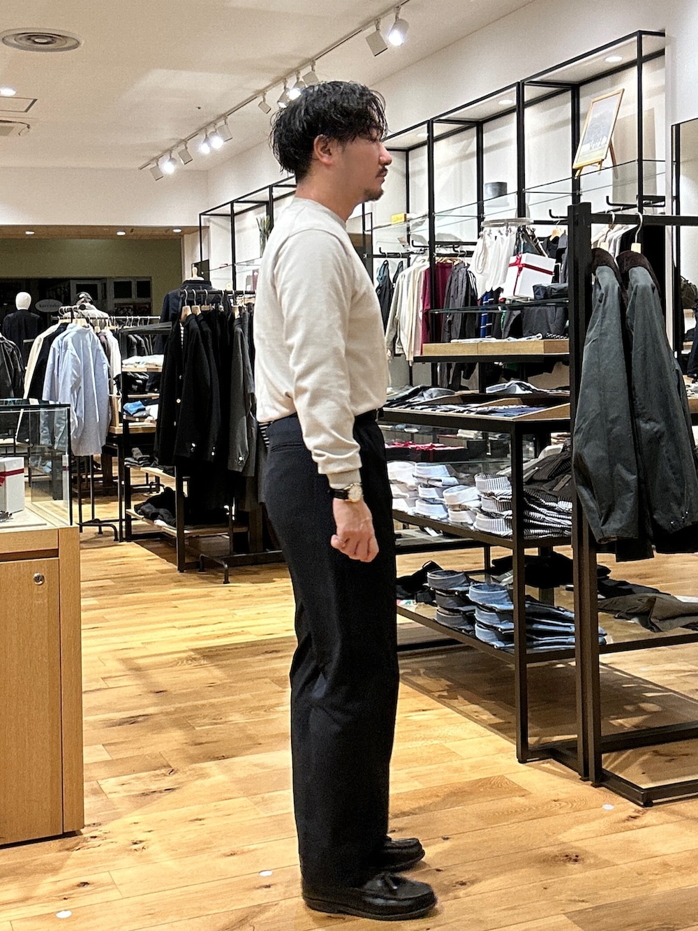 ブルー系のスーツパンツ、ブルー系のその他アウター、ホワイト系のニット/セーターを着用したメンズの冬コーディネートの4枚目の写真