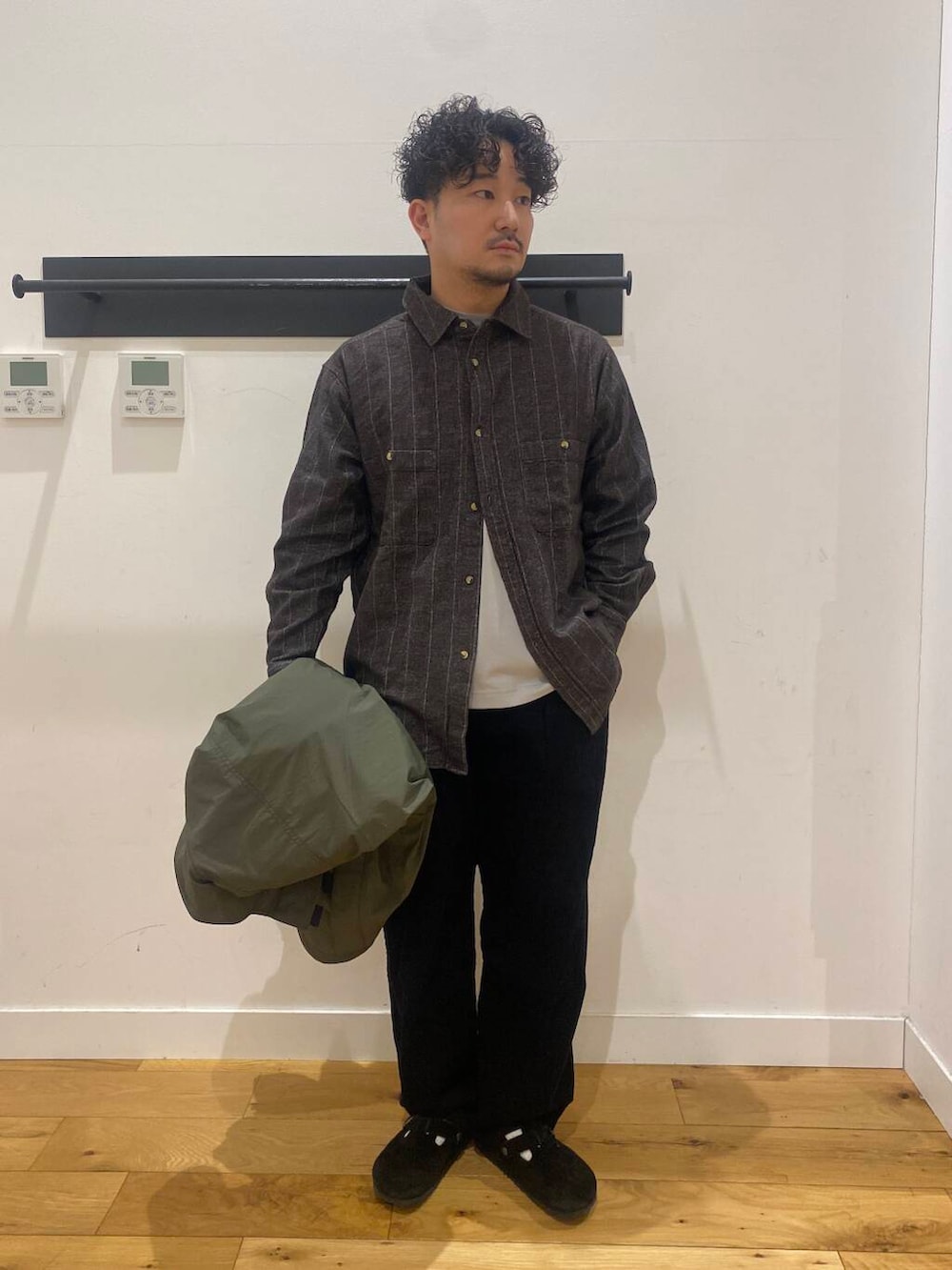 ブラック系のその他パンツ、グリーン系のブルゾン、ブラック系のサンダルを着用したメンズの冬コーディネートの3枚目の写真