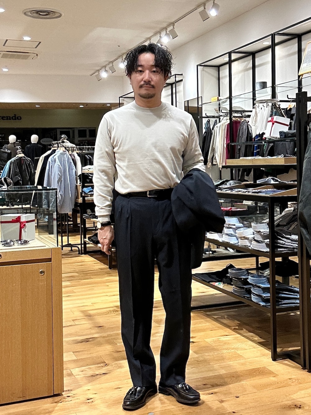 ブルー系のスーツパンツ、ブルー系のその他アウター、ホワイト系のニット/セーターを着用したメンズの冬コーディネートの3枚目の写真