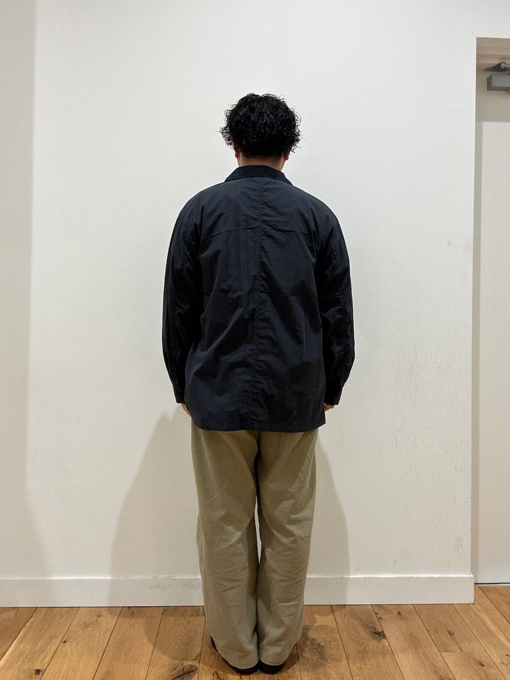 パープル系のTシャツ/カットソー、ホワイト系のTシャツ/カットソーを着用したメンズの夏コーディネートの2枚目の写真