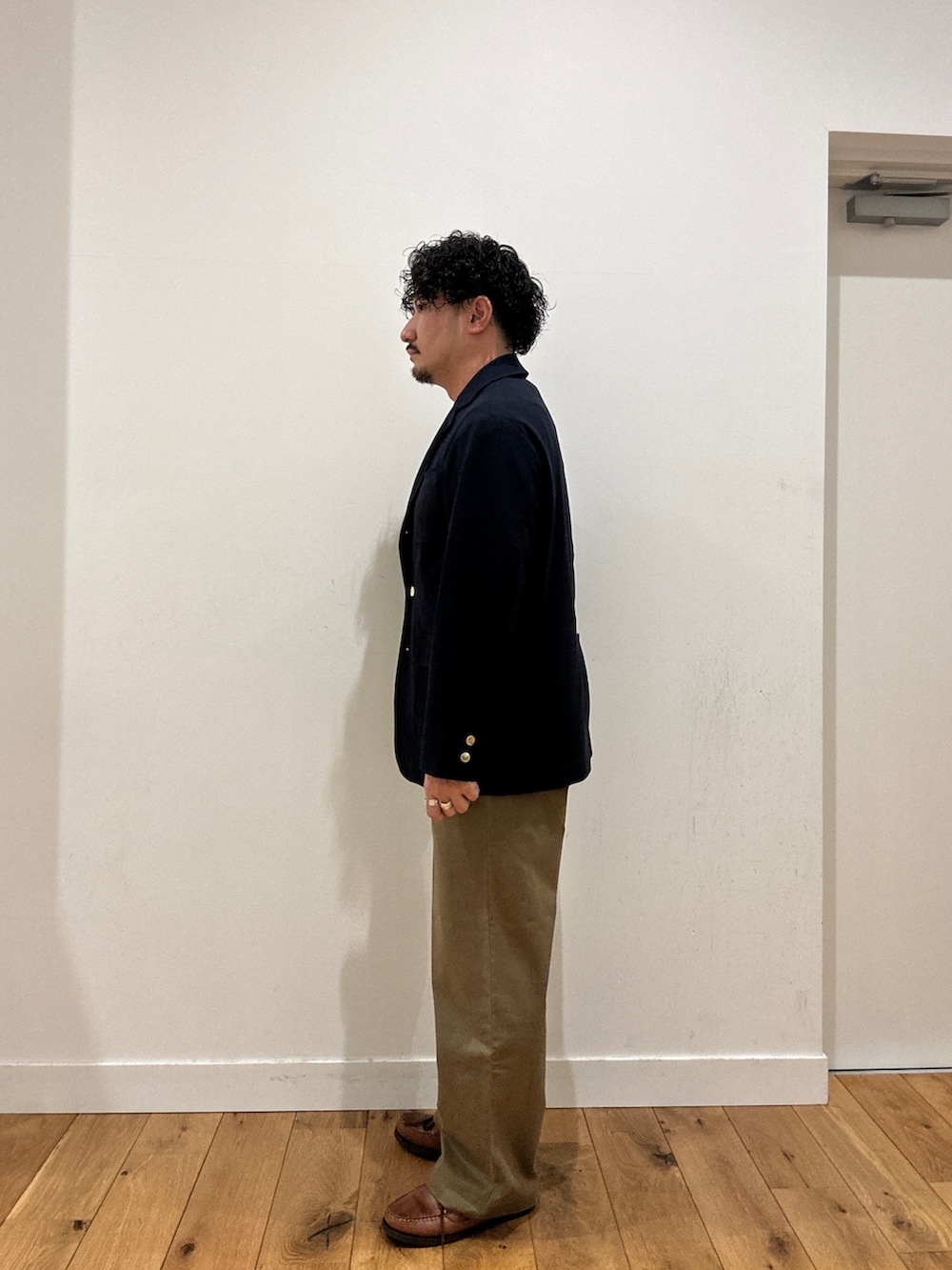 ベージュ系のその他パンツ、オレンジ系のTシャツ/カットソーを着用したメンズの夏コーディネートの3枚目の写真