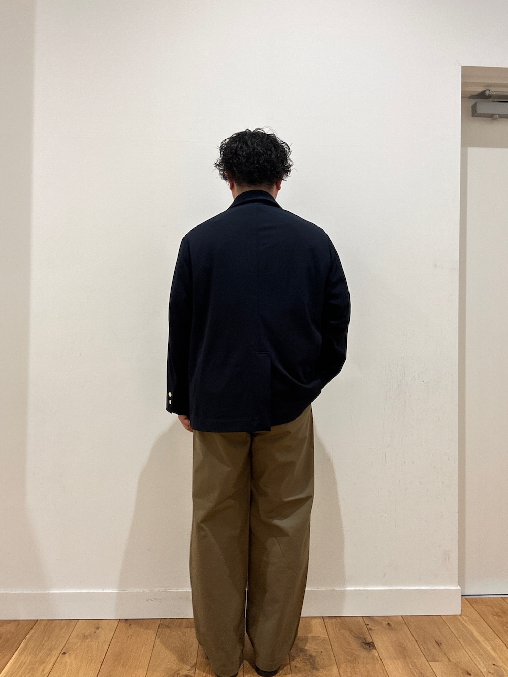 ベージュ系のその他パンツ、オレンジ系のTシャツ/カットソーを着用したメンズの夏コーディネートの2枚目の写真