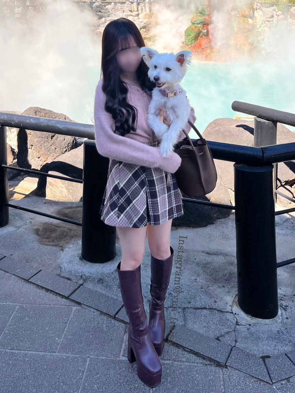 ピンク系のニット/セーター、ブラウン系のハンドバッグ、ブラウン系のスカートを着用したレディースの秋コーディネートの2枚目の写真