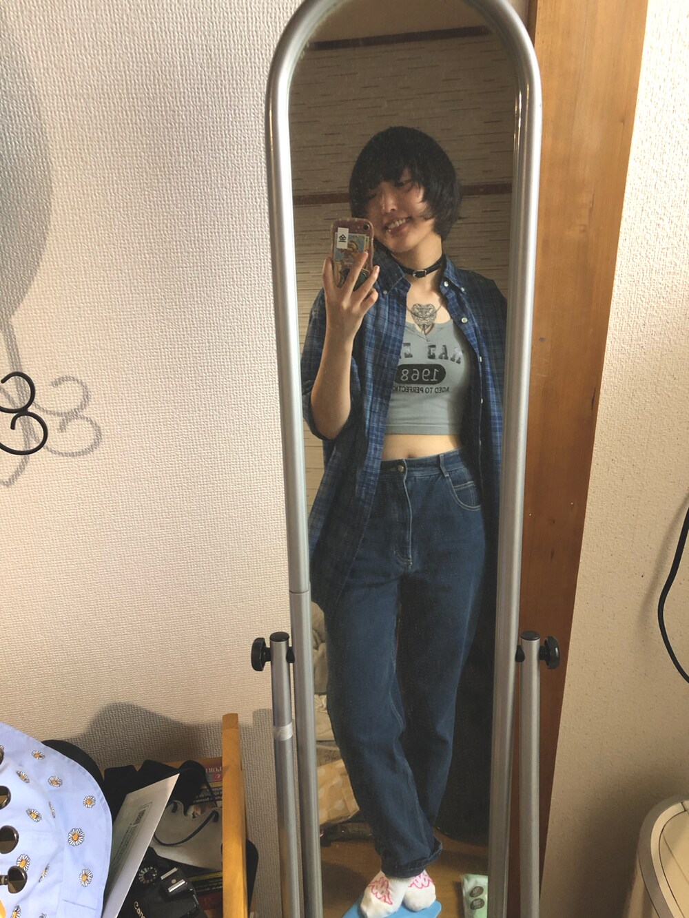 グレー系のタンクトップ、ブルー系のデニムパンツ、ブルー系のシャツ/ブラウスを着用したレディースの夏コーディネートの2枚目の写真