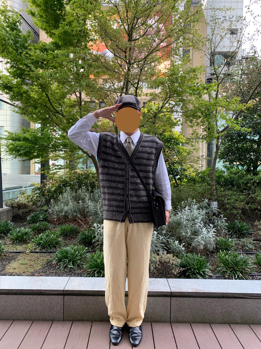 ブラック系のドレスシューズ、イエロー系のその他パンツ、ブラウン系のショルダーバッグを着用したメンズの春コーディネートの2枚目の写真