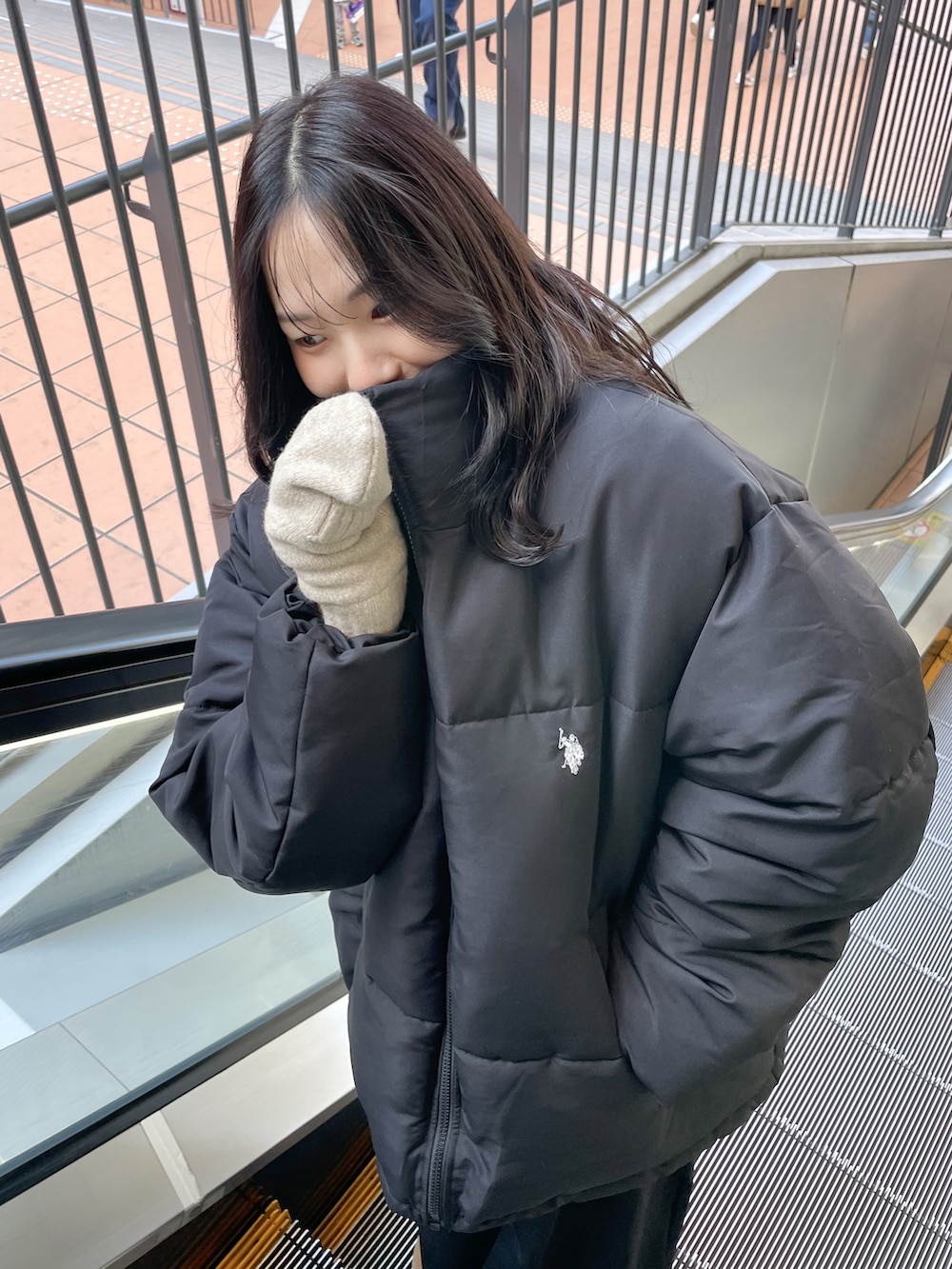 「休日スタイル、オトナカジュアル、冬アウター、大人コーデ、クリスマスコーデ、プチプラコーデ、クリスマスに着たい服、低身長コーデ、アウターコーデ、ムートンブーツ、ダウンジャケット、手袋、低身長、153cm、冬コーデ」｜「U.S. POLO ASSN.の∴WEGO/【23年秋冬新作】U.S.POLO ASSN.別注オーバーサイズエコダウンジャケット【WEB限定】（ダウンジャケット/コート、ブラック系）」を使った、Momoさん（レディース・153cm）の冬コーディネートの2枚目の写真