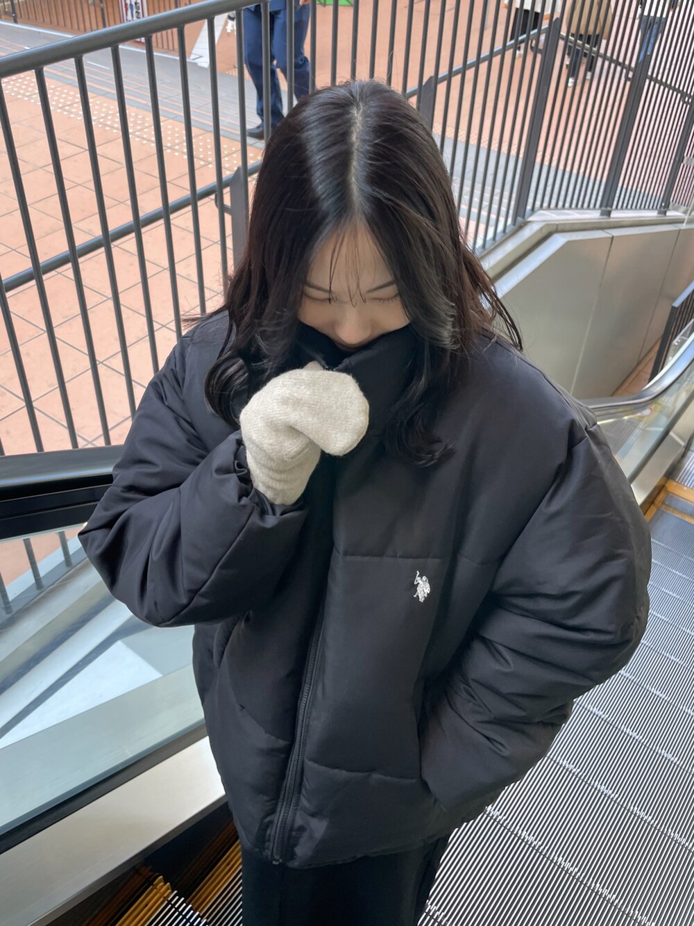 「休日スタイル、オトナカジュアル、冬アウター、大人コーデ、クリスマスコーデ、プチプラコーデ、クリスマスに着たい服、低身長コーデ、アウターコーデ、ムートンブーツ、ダウンジャケット、手袋、低身長、153cm、冬コーデ」｜「U.S. POLO ASSN.の∴WEGO/【23年秋冬新作】U.S.POLO ASSN.別注オーバーサイズエコダウンジャケット【WEB限定】（ダウンジャケット/コート、ブラック系）」を使った、Momoさん（レディース・153cm）の冬コーディネートの3枚目の写真