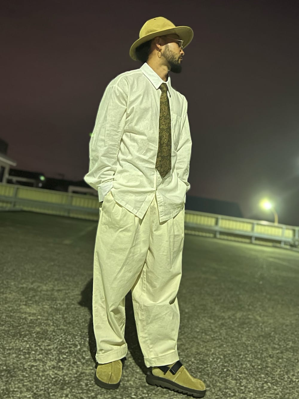 「ホワイトコーデ、ホワイトパンツ、ホワイトデニム、ホワイト、ハット、春コーデ、ネクタイ、白シャツ、靴下 × サンダル、オトナカジュアル、サンダルに靴下、サンダル、白パンツ、白、白コーデ」｜「THE FACTORY MADEのアイテム（ハット、ベージュ系）」を使った、GENEさん（メンズ・168cm）の春コーディネートの2枚目の写真