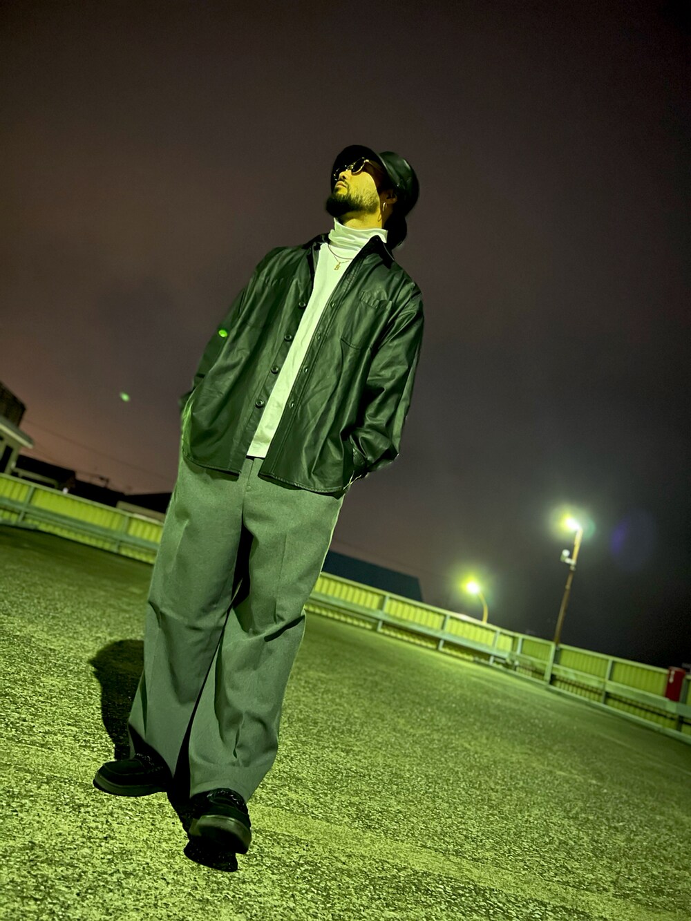 ブラック系のその他トップス、ブラック系のローファー、ホワイト系のTシャツ/カットソーを着用したメンズの春コーディネートの2枚目の写真