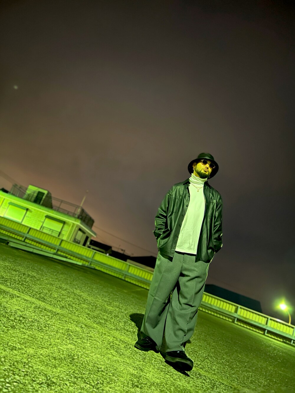 ブラック系のその他トップス、ブラック系のローファー、ホワイト系のTシャツ/カットソーを着用したメンズの春コーディネートの3枚目の写真