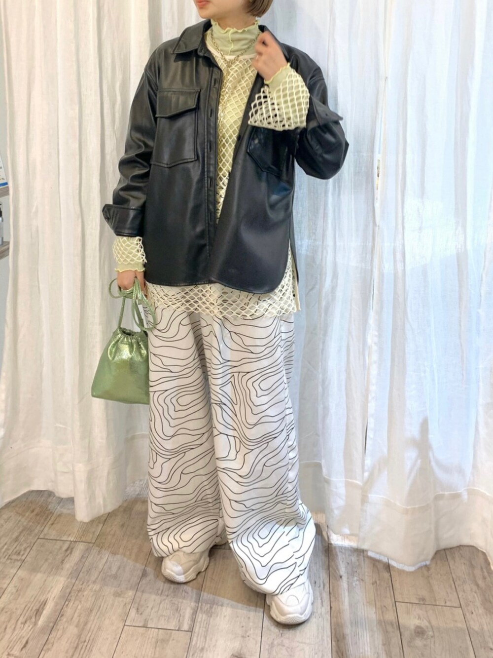 「春服みてみて、カジュアルコーデ、春服、パンツスタイル、スニーカー、レイヤードスタイル、レザージャケット」｜「ZARAのアイテム（ショルダーバッグ、グリーン系）」を使った、Otsuguさん（レディース・159cm）の春コーディネートの2枚目の写真