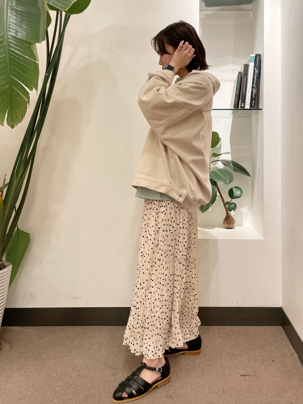 ブラック系のサンダル、グリーン系のTシャツ/カットソー、ベージュ系のカバーオールを着用したレディースの春コーディネートの3枚目の写真