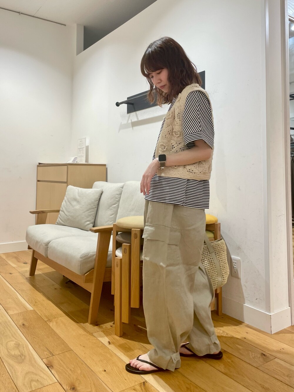 「URBAN RESEARCH DOORS、URBAN RESEARCH DOORS WOMENS、アーバンリサーチドアーズ、ニットベスト、ボーダー、レイヤードスタイル、きれいめカジュアル、夏だ！Tシャツ着よう！、カジュアルコーデ、お出かけコーデ、休日スタイル、夏コーデ、大人カジュアル、低身長コーデ、骨格ストレート」｜「URBAN RESEARCH DOORSの『別注』KHWOPA×DOORS　VEST（ベスト、ホワイト系）」を使った、ホンダ マユさん（レディース・152cm）の夏コーディネートの5枚目の写真