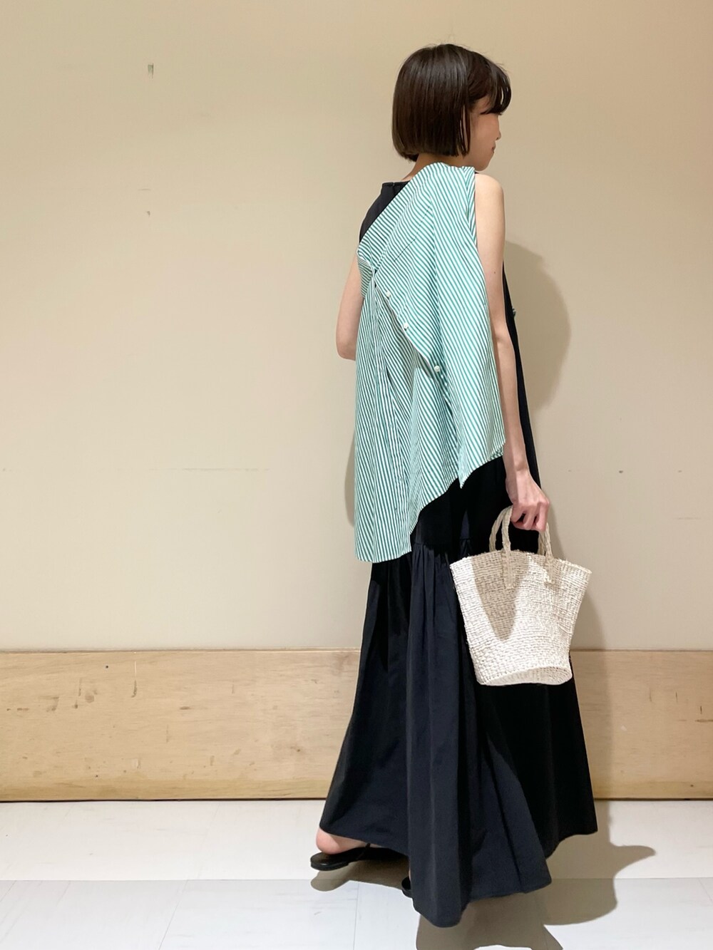 ブラック系のワンピース、グリーン系のシャツ/ブラウス、ホワイト系のハンドバッグを着用したレディースの夏コーディネートの4枚目の写真