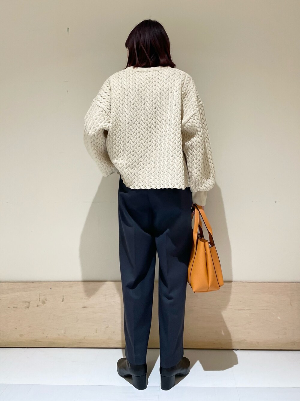 ベージュ系のニット/セーター、グレー系のその他パンツを着用したレディースの冬コーディネートの7枚目の写真