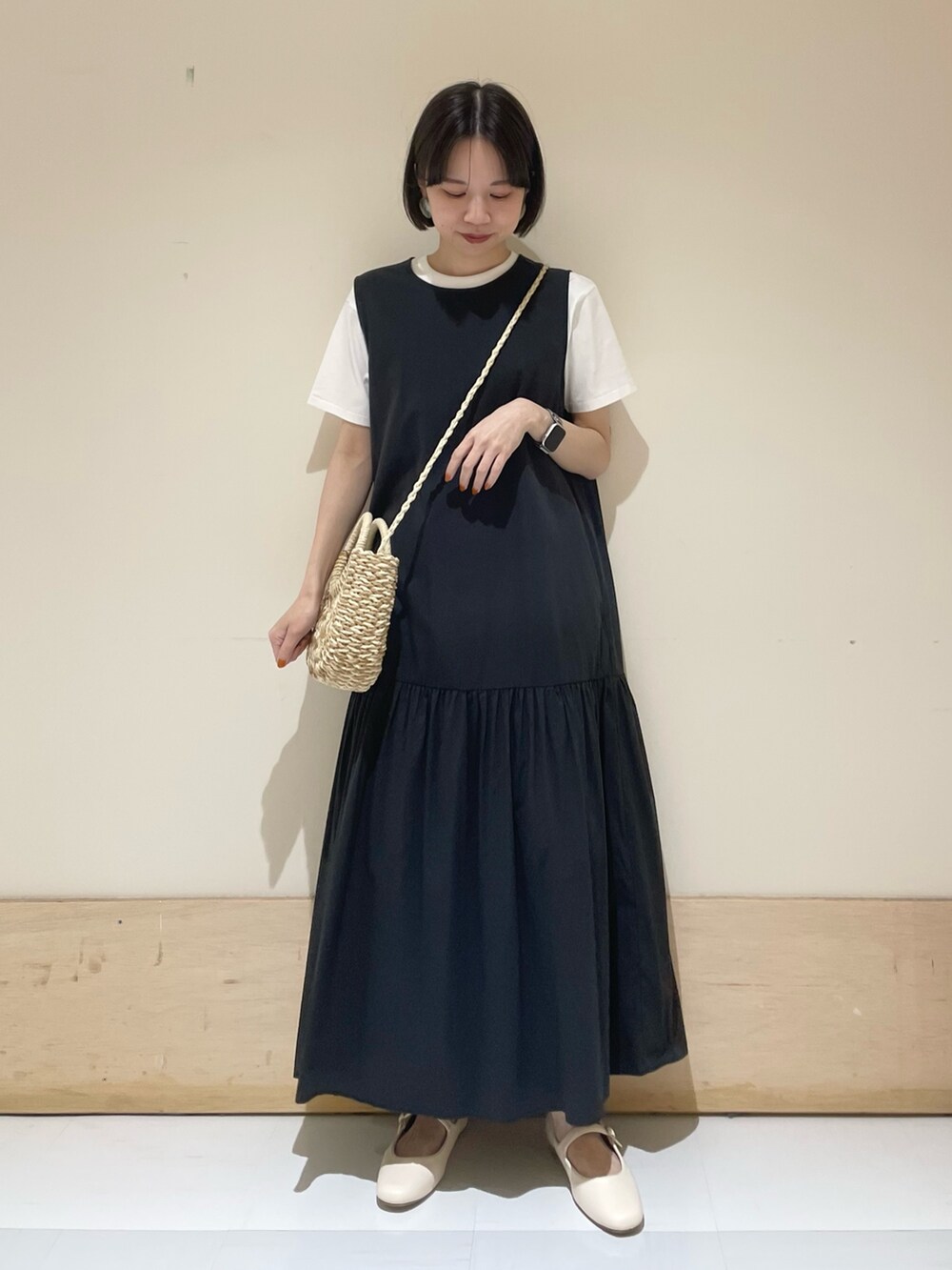 ホワイト系のTシャツ/カットソー、ホワイト系のその他シューズ、ブラック系のワンピースを着用したレディースの夏コーディネートの2枚目の写真