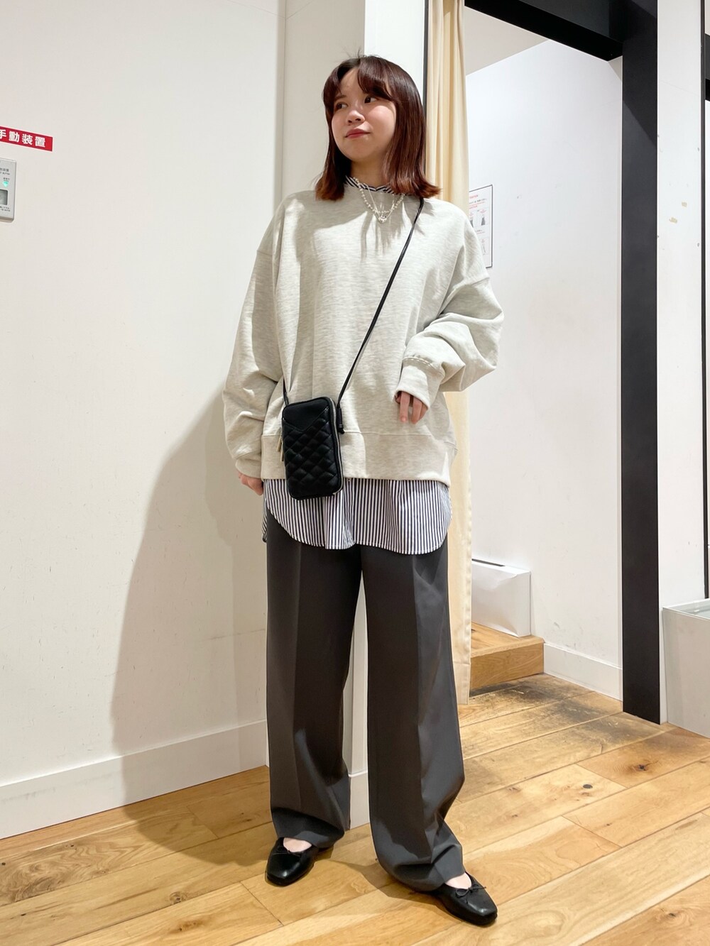 グレー系のその他パンツ、ブラック系のバレエシューズ、その他のシャツ/ブラウスを着用したレディースの春コーディネートの3枚目の写真