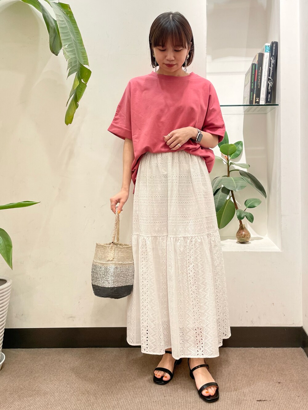 ブラック系のサンダル、ホワイト系のスカート、ピンク系のTシャツ/カットソーを着用したレディースの夏コーディネートの2枚目の写真