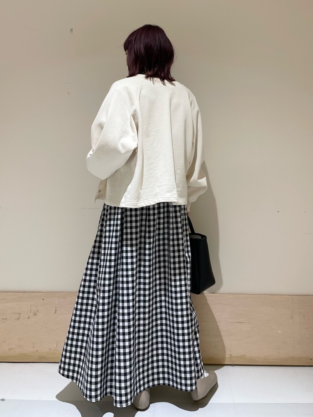 ホワイト系のニット/セーター、その他のスカート、ベージュ系のパンプスを着用したレディースの春コーディネートの7枚目の写真