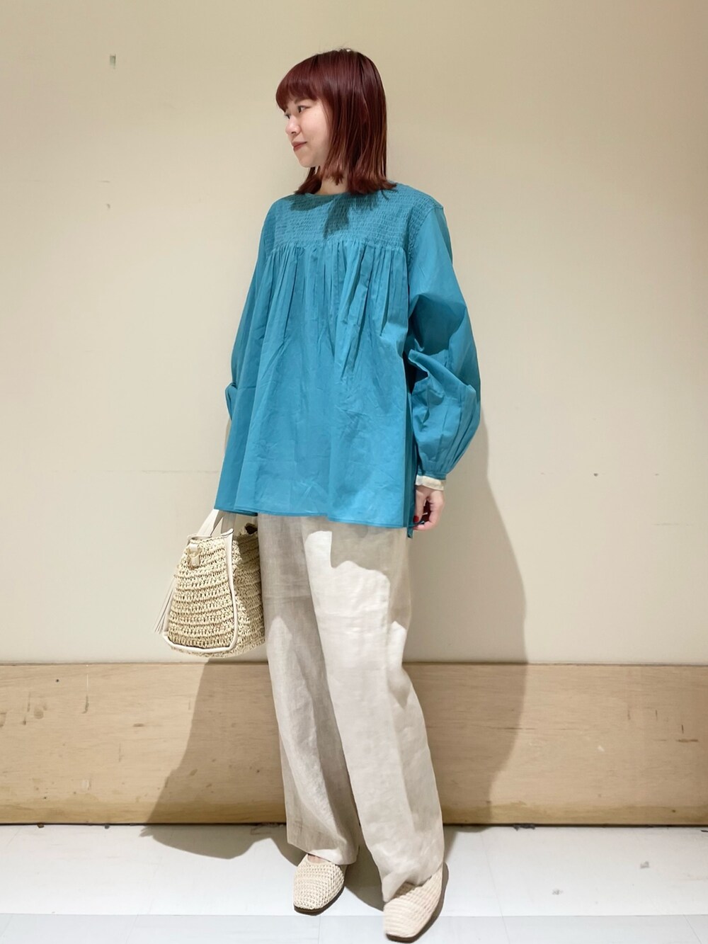 ブルー系のシャツ/ブラウス、ホワイト系のバレエシューズ、ベージュ系のかごバッグを着用したレディースの春コーディネートの3枚目の写真