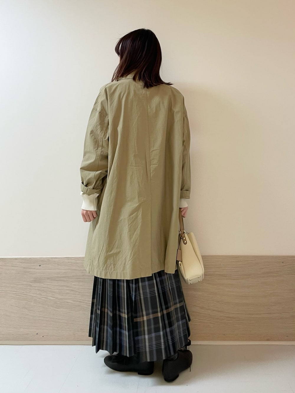 グレー系のスカート、ホワイト系のニット/セーター、ベージュ系のその他アウターを着用したレディースの春コーディネートの8枚目の写真